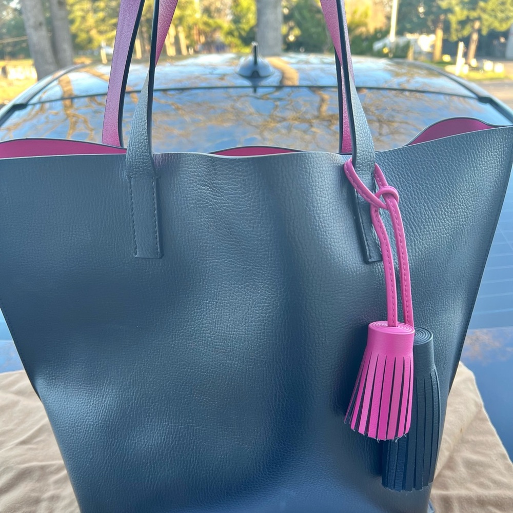 Kate spade large foster court in black with hot pink interior & tassel charm